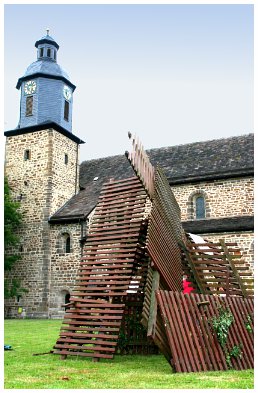 Skulptur aus Zaunelementen